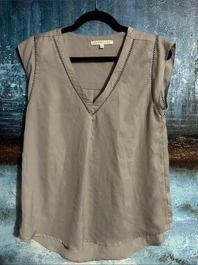 Daniel Rainn Light Gray V-Neck Cap Sleeve Blouse with Stitch Trim